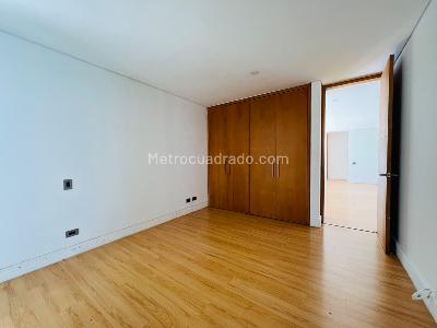 Casa de 5 alcobas en arriendo en Altos Del Poblado Cola Del Zorro, Medellín, 520 m² · foto 11 de 20