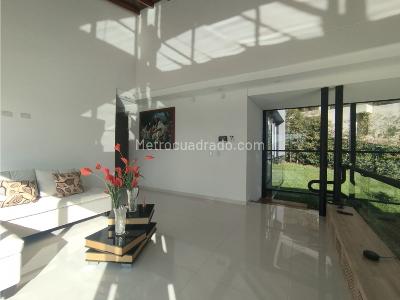 Casa de 4 alcobas en venta en Loma Del Escobero, Envigado, 345 m² · foto 2 de 20