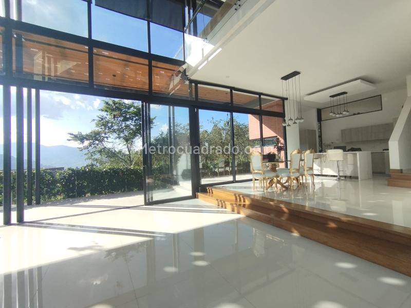 4BR House in Loma Del Escobero Envigado (400 m²)