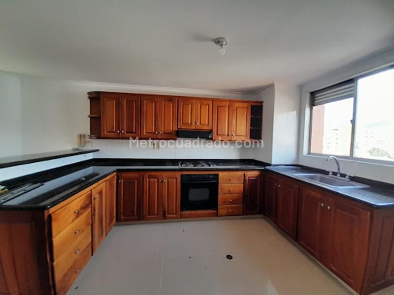 Apartamento Amplio de 3 Alcobas en El Nogal - 9