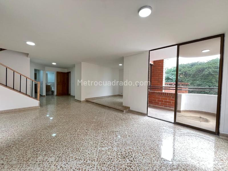 Duplex Amplio de 3 Alcobas en Laureles, Medellín
