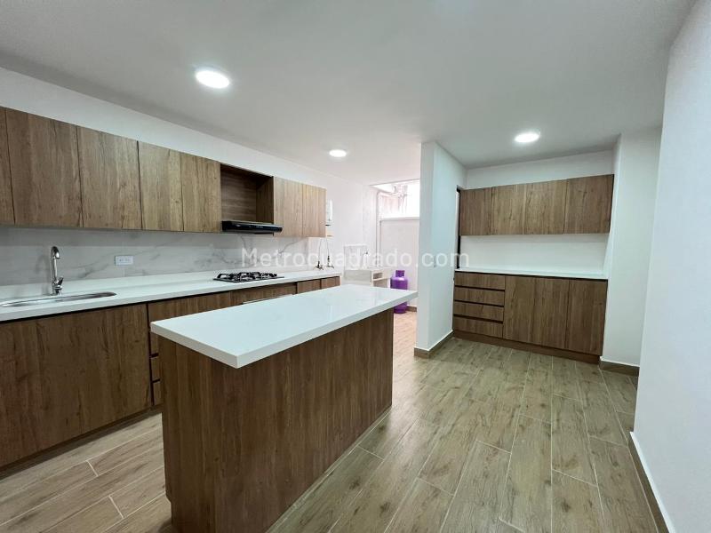 Duplex Amplio de 3 Alcobas en Laureles, Medellín - 4