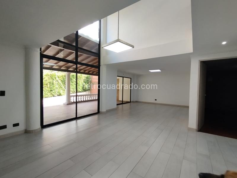 Casa Exclusiva de 4 Alcobas con 5 Baños en La Calera (El Tesoro) - 2