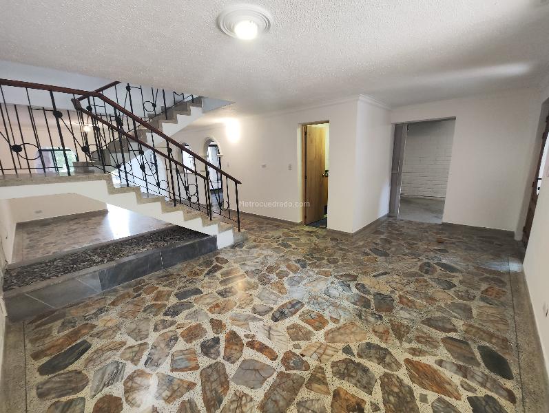 Commercial 5BR House for Rent in La Castellana