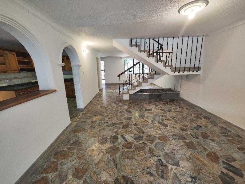 Commercial 5BR House for Rent in La Castellana - 8