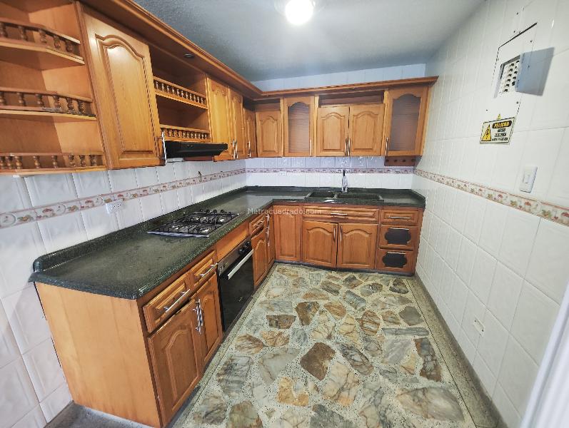 Commercial 5BR House for Rent in La Castellana - 9