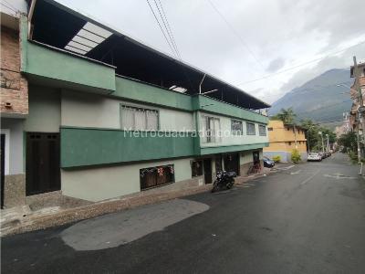 Casa de 5 alcobas en venta en El Paraiso, Bello, 208 m² · foto 19 de 20