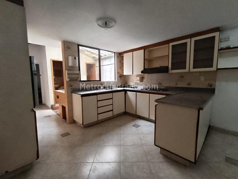 Commercial House with 5BR and 5 Baths in El Velodromo - 2