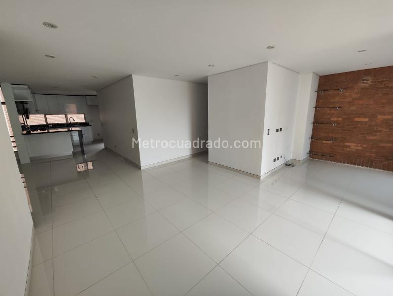 Elegant 3BR Apartment with Private Bathrooms in La Florida - 3