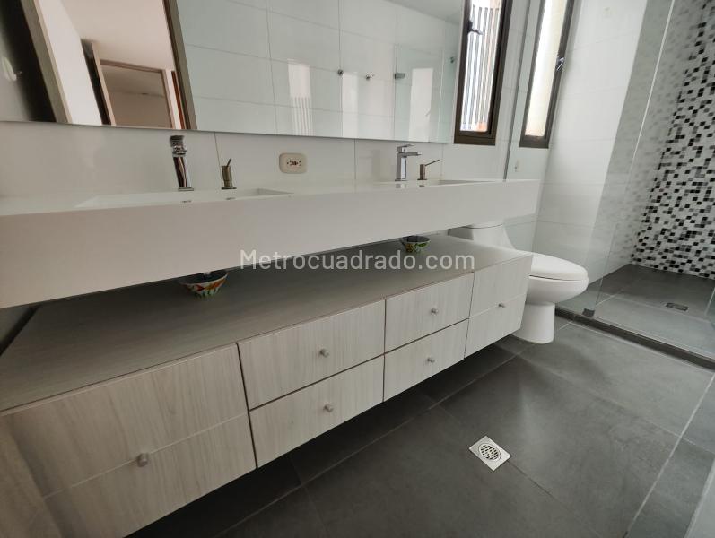 Elegant 3BR Apartment with Private Bathrooms in La Florida - 8