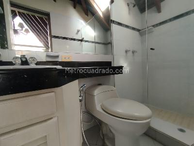Casa de 5 alcobas en arriendo en La Asomadera, Medellín, 323 m² · foto 4 de 20
