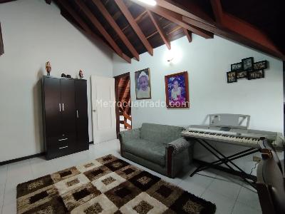 Casa de 5 alcobas en arriendo en La Asomadera, Medellín, 323 m² · foto 9 de 20
