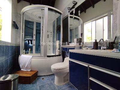 Casa de 5 alcobas en arriendo en La Asomadera, Medellín, 323 m² · foto 11 de 20