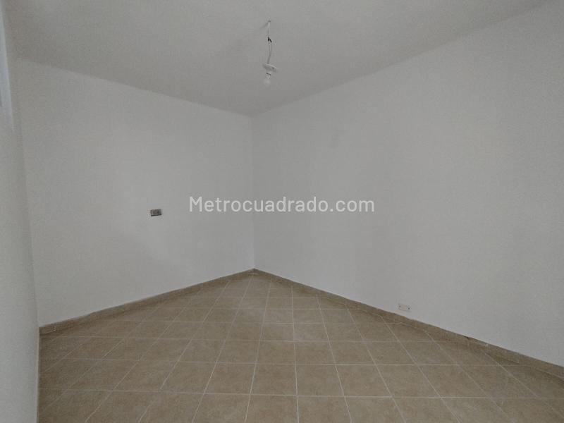 Commercial House in Prime Manila Location - 4