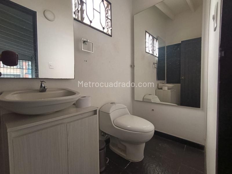 Casa Comercial en Arriendo en Las Acacias, Laureles (350 m²) - 5