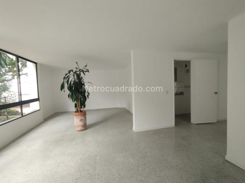 Spacious 3BR Apartment with Pool in Patio Bonito - 2