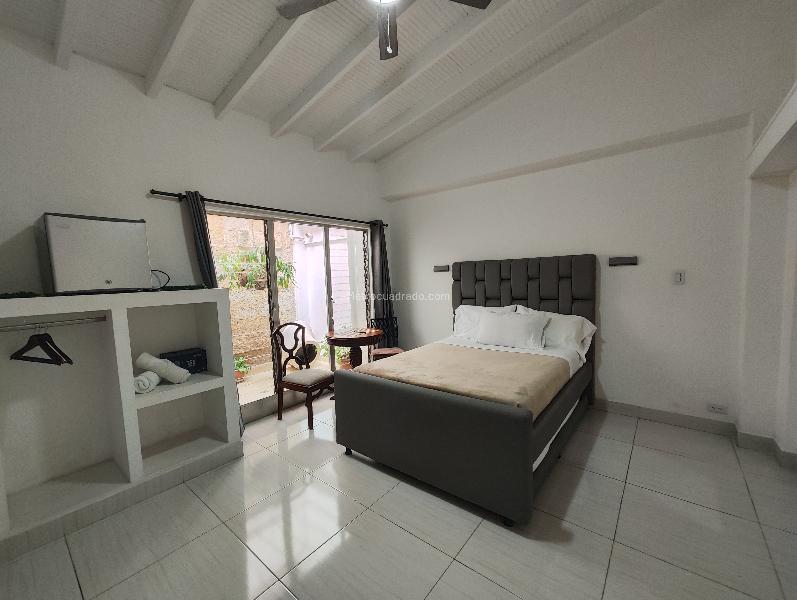 Casa Amplia de 5 Alcobas para Arriendo en Laureles - 4