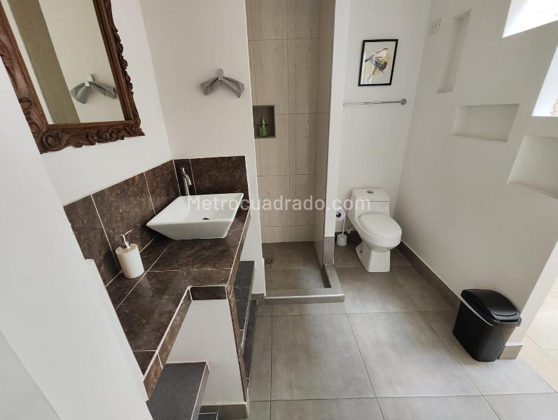 Casa Amplia de 5 Alcobas para Arriendo en Laureles - 7