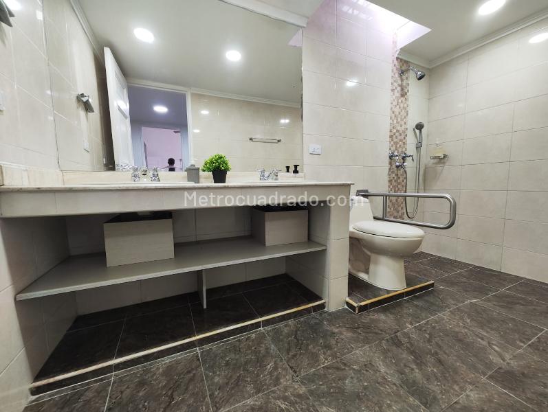 Casa Amplia de 5 Alcobas para Arriendo en Laureles - 9