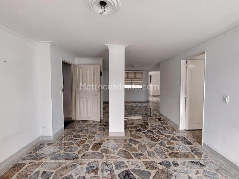 Apartamento amplio de 3 Alcobas en Las Acacias, Laureles - 2