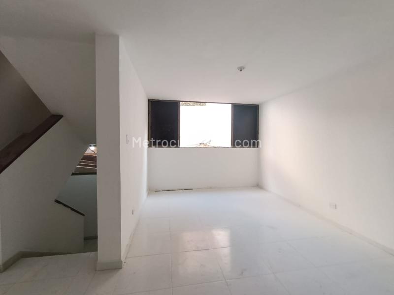 Casa Comercial de 3 Alcobas en Dos Niveles para Arriendo en Estadio