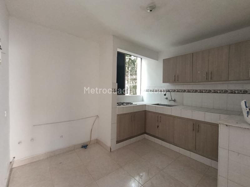 Casa Comercial de 3 Alcobas en Dos Niveles para Arriendo en Estadio - 9