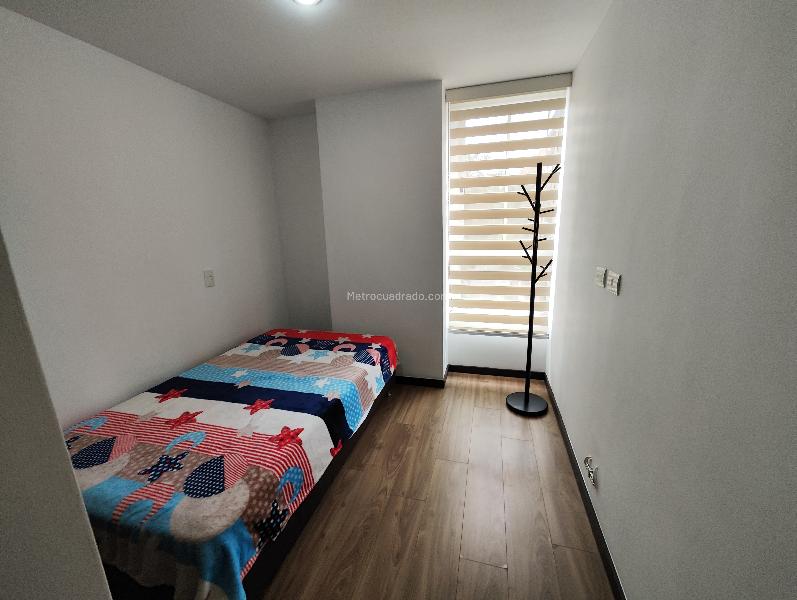 Spacious 2BR Apartment with Study in Conquistadores - 9