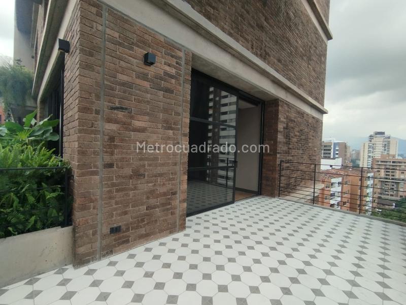 Apartamento Moderno de 1 Alcoba con Terraza en Castropol - 4