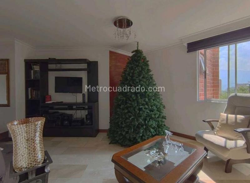 Spacious 3BR Apartment with Service Room in Laureles - 2
