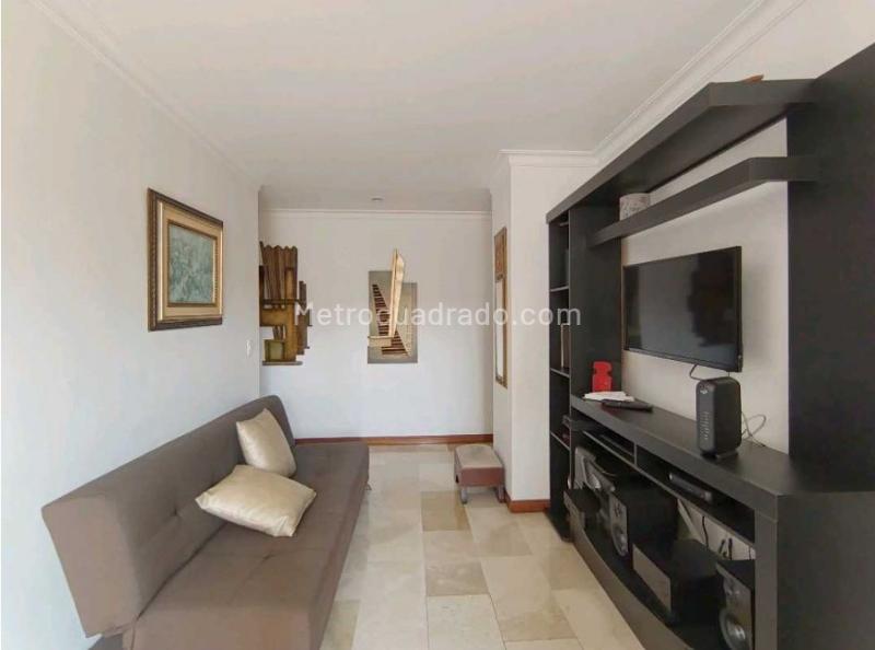 Spacious 3BR Apartment with Service Room in Laureles - 4