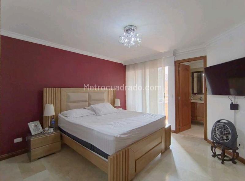 Spacious 3BR Apartment with Service Room in Laureles - 9