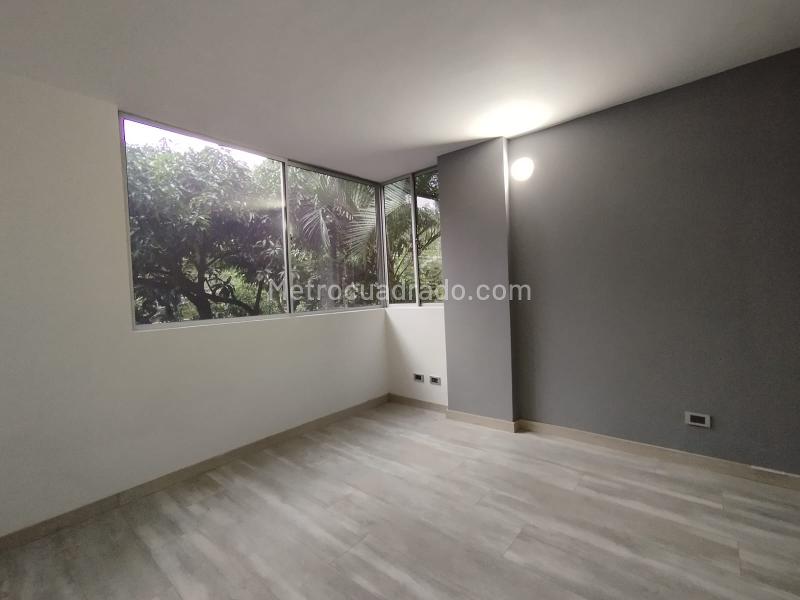 Spacious 4BR Apartment in El Tesoro - 8