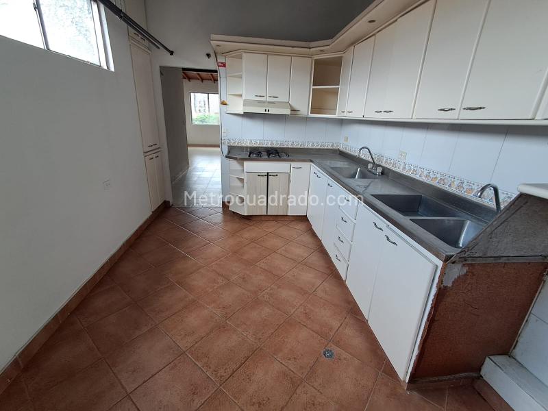 4BR Apartment with 3 Baths in San Bernardo - 5