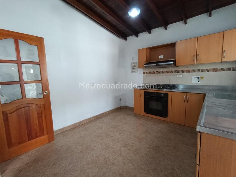 Versatile 4BR House in La Castellana - 3