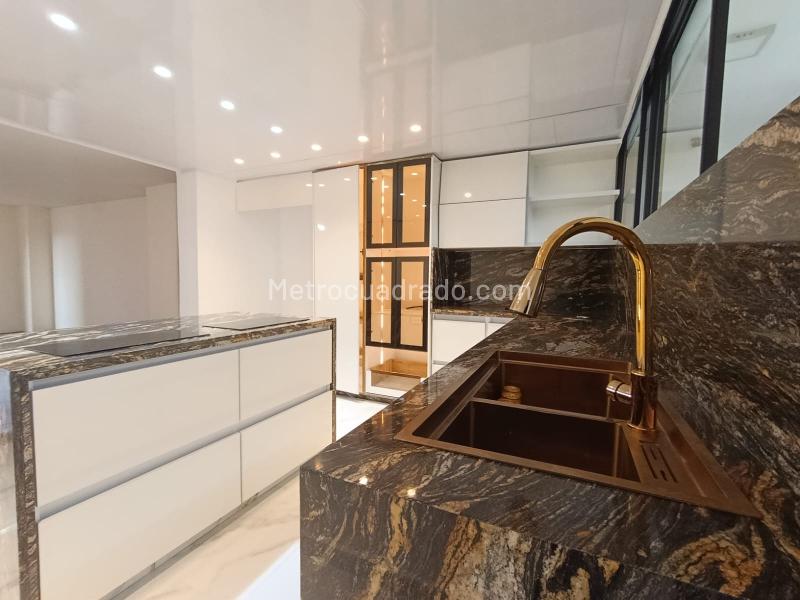 Apartamento de 2 Alcobas con Doble Parqueadero en Los Balsos - 3