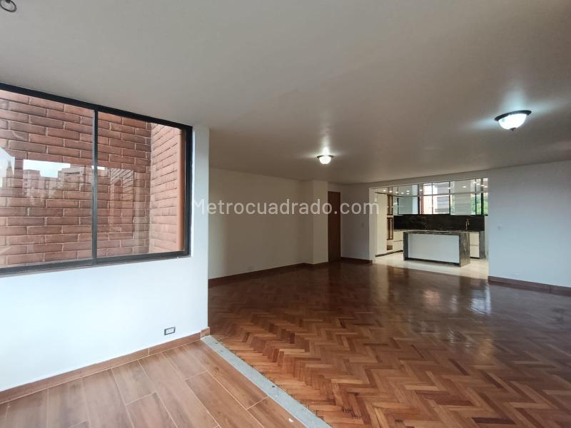 Apartamento de 2 Alcobas con Doble Parqueadero en Los Balsos - 7