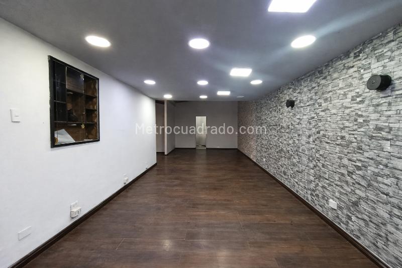 Commercial House with 5 Offices in Estadio