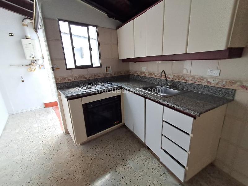 Apartamento Luminoso de 4 Alcobas en La Almería con Parqueadero - 2