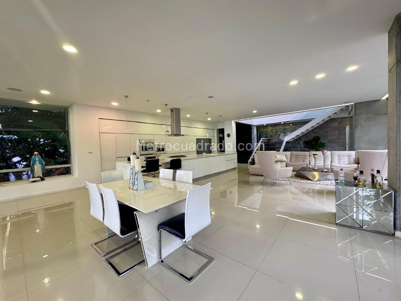 Casa Moderna de 4 Alcobas con Vistas a la Ciudad en Los Balsos, El Poblado