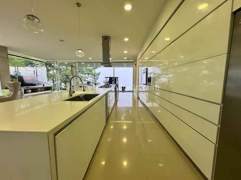 Casa Moderna de 4 Alcobas con Vistas a la Ciudad en Los Balsos, El Poblado - 4