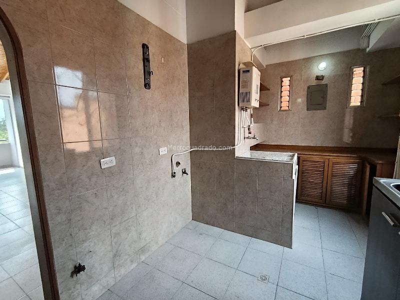 Apartamento Luminoso de 3 Alcobas en Arriendo en Rosales - 4