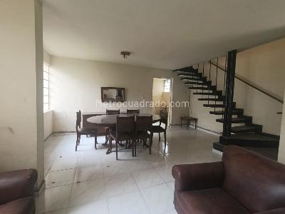 Casa de 5 alcobas en arriendo en San Joaquin Laureles, Medellín, 300 m² · foto 2 de 16