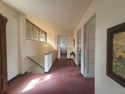 Casa de 5 alcobas en arriendo en San Joaquin Laureles, Medellín, 300 m² · foto 10 de 16