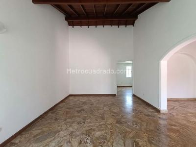Casa de 5 alcobas en arriendo en El Poblado, Medellín, 1000 m² · foto 8 de 20