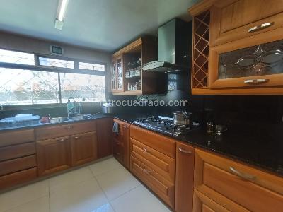 Casa de 5 alcobas en arriendo en El Poblado, Medellín, 1000 m² · foto 12 de 20