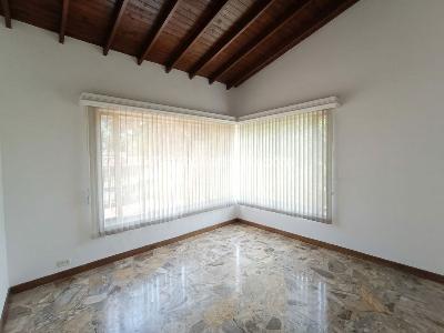 Casa de 5 alcobas en arriendo en El Poblado, Medellín, 1000 m² · foto 13 de 20