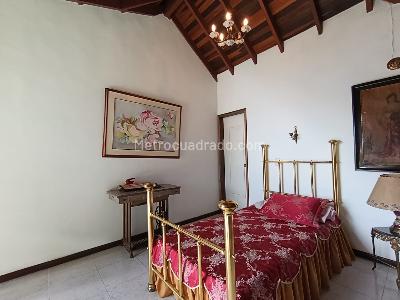 Casa de 4 alcobas en arriendo en Las Palmas Medellin, Medellín, 378 m² · foto 3 de 17
