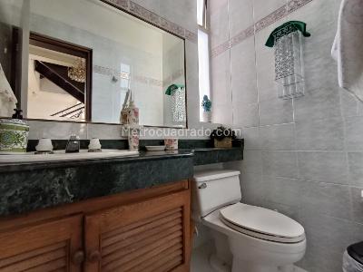 Casa de 4 alcobas en arriendo en Las Palmas Medellin, Medellín, 378 m² · foto 11 de 17