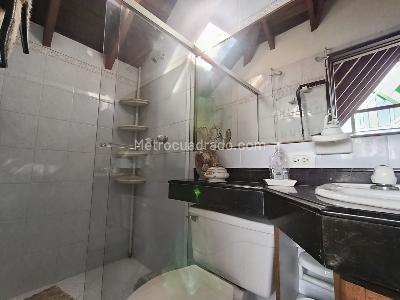 Casa de 4 alcobas en arriendo en Las Palmas Medellin, Medellín, 378 m² · foto 14 de 17