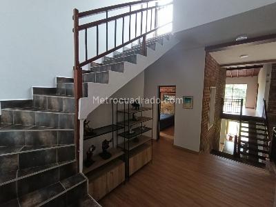 Casa de 5 alcobas en arriendo en La Doctora, Sabaneta, 1722 m² · foto 10 de 20